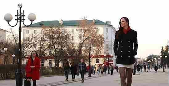 “乐鱼体育，leyu乐鱼体育”
29岁俄罗斯女人, 1米32的大长腿很是迷人, 破世界纪录(图2)